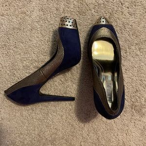 Jennifer Lopez platform pumps. Size: women’s 9